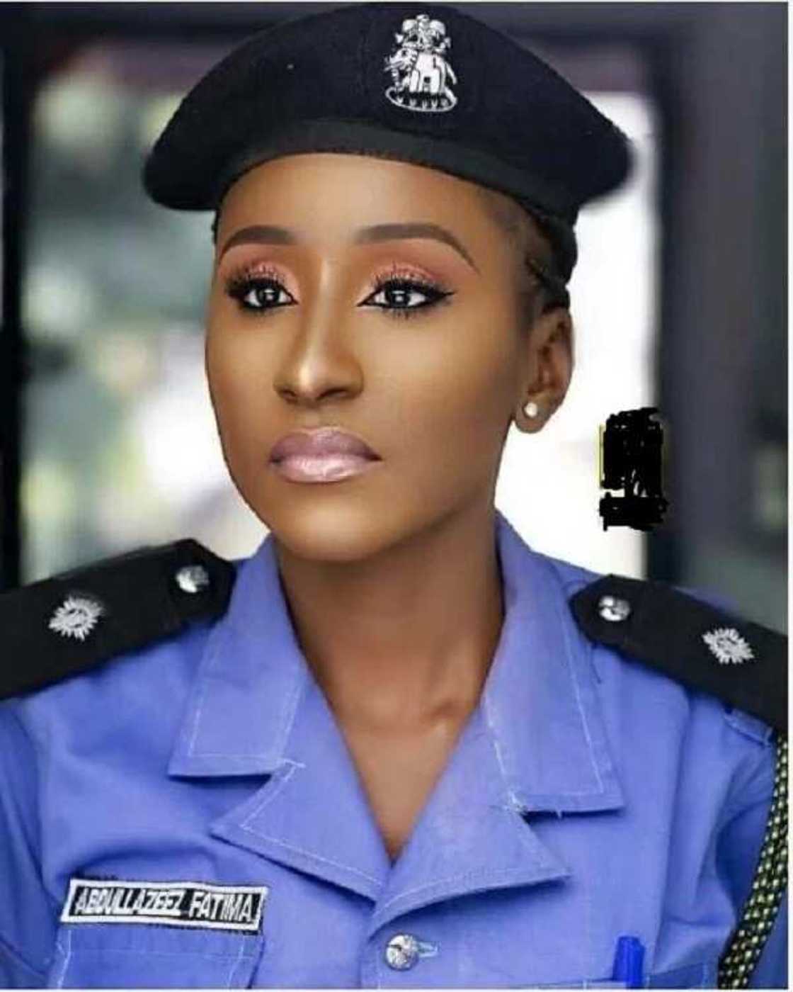 Dubi hotunan matshiyar budurwa 'yar sanda da su ka rikita mazan Najeriya Dubi hotunan matshiyar budurwa 'yar sanda da su ka rikita mazan Najeriya