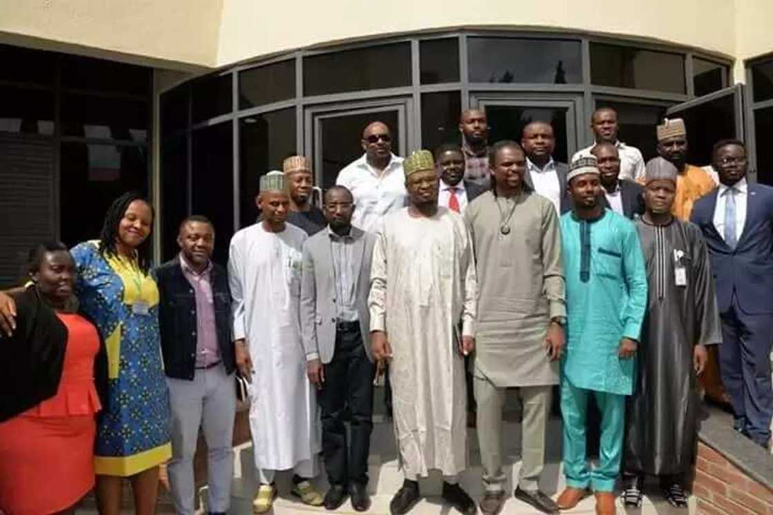 Shahararren tsohon dan kwallon Najeriya ya nemi hadin kan Sheikh Pantami game da ayyukan cigaba Shahararren tsohon dan kwallon Najeriya ya nemi hadin kan Sheikh Pantami game da ayyukan cigaba