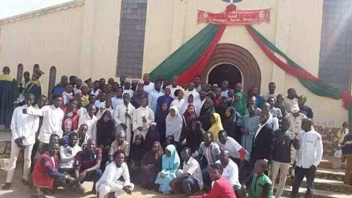 Dalilin da yasa muka zazzagi Buhari a babban masallacin tarayya – Yan Shi’a