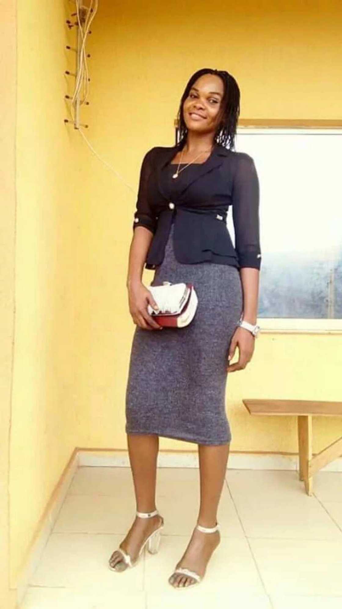 Hotunan kyaukkyawar yarinya mai kwalin digiri ta kama sana'ar sayarda gawayi - Bude kusha kallo Hotunan kyaukkyawar yarinya mai kwalin digiri ta kama sana'ar sayarda gawayi - Bude kusha kallo