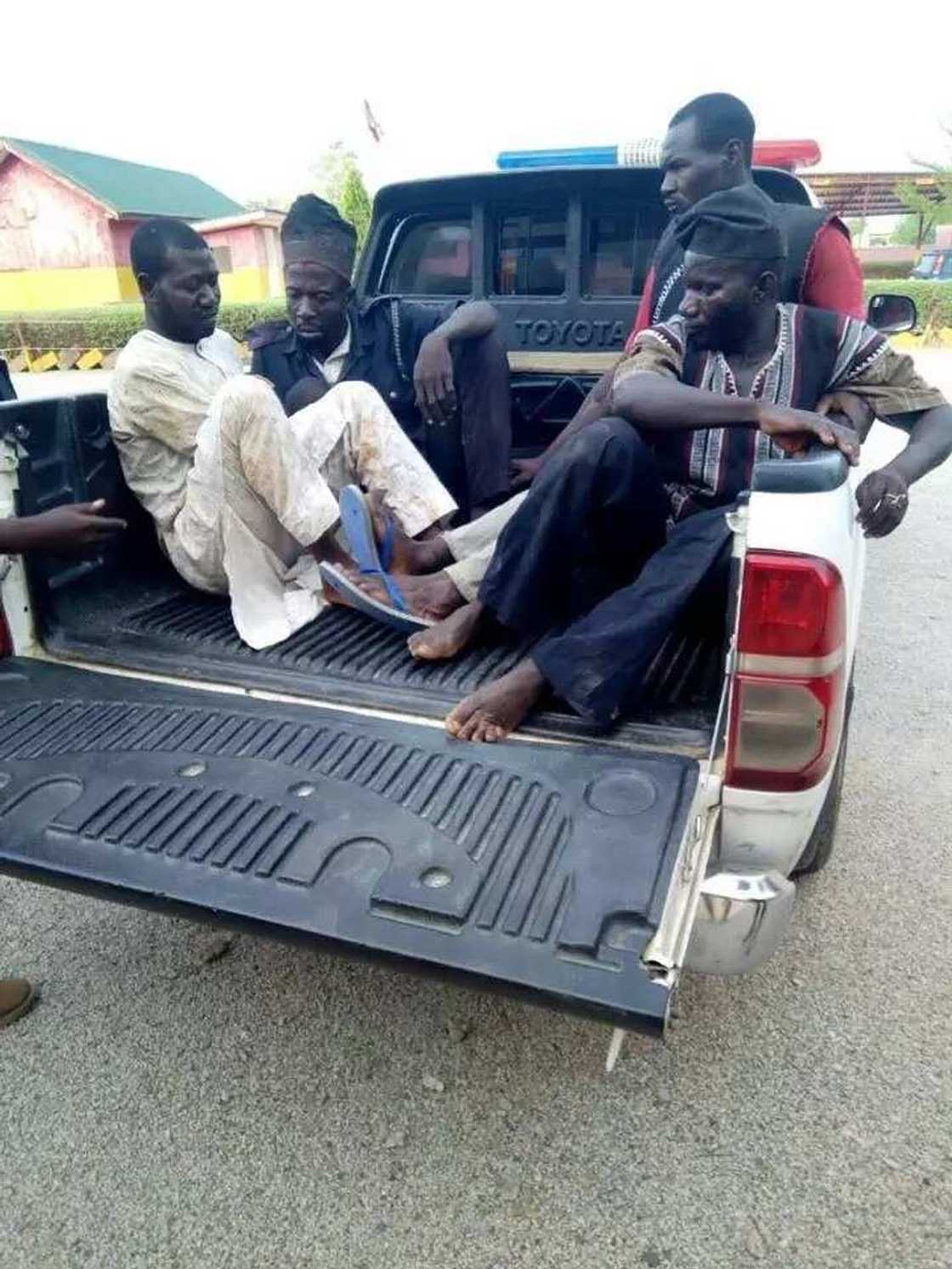 Gaba da gaban ta: ‘Yan fashin da suka tare hanyar Buratai a Adamawa sun ji maza, kalli hotunan su Gaba da gaban ta: ‘Yan fashin da suka tare hanyar Buratai a Adamawa sun ji maza, kalli hotunan su