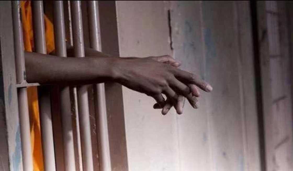 An garkame wani dan damfara a kurkuku, saboda goge wata shaida da EFCC ta samu a yanar gizo An garkame wani dan damfara a kurkuku, saboda goge wata shaida da EFCC ta samu a yanar gizo