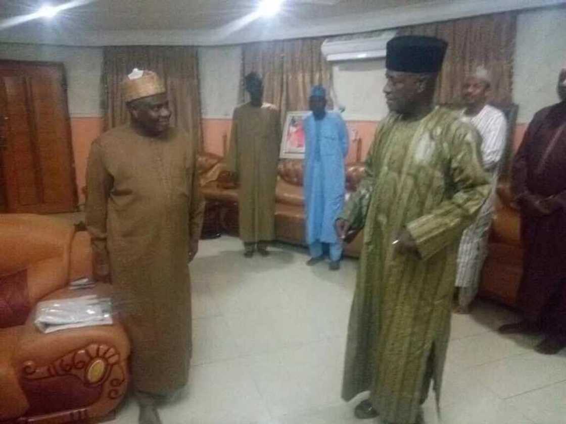 Hotuna: Gwamna Tambuwal ya ziyarci Shagari da tsofafin gwamnonin jihar sokoto Hotuna: Gwamna Tambuwal ya ziyarci Shagari da tsofafin gwamnonin jihar sokoto