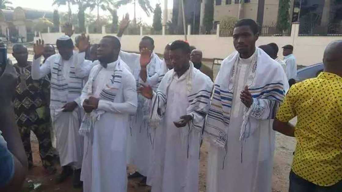 These strange photos from Nnamdi Kanu’s trial will keep you wondering These strange photos from Nnamdi Kanu’s trial will keep you wondering