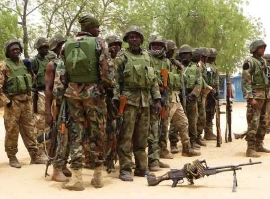 Wuya tayi wuya: 'Yan Boko Haram sun tsere sun bar wata yarinya Sojoji sun ceto ta Wuya tayi wuya: 'Yan Boko Haram sun tsere sun bar wata yarinya Sojoji sun ceto ta