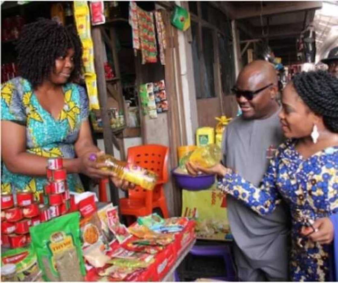 Governor Wike, wife spotted shopping at a local market in Port Harcourt (photos) Governor Wike, wife spotted shopping at a local market in Port Harcourt (photos)
