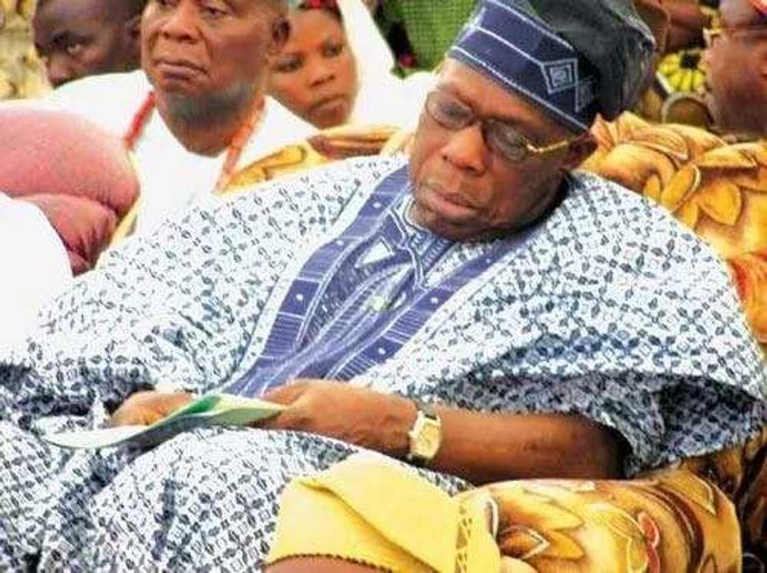 Manyan yan siyasar Najeriya guda 8 da aka kama su na barci a lokacin taro Manyan yan siyasar Najeriya guda 8 da aka kama su na barci a lokacin taro