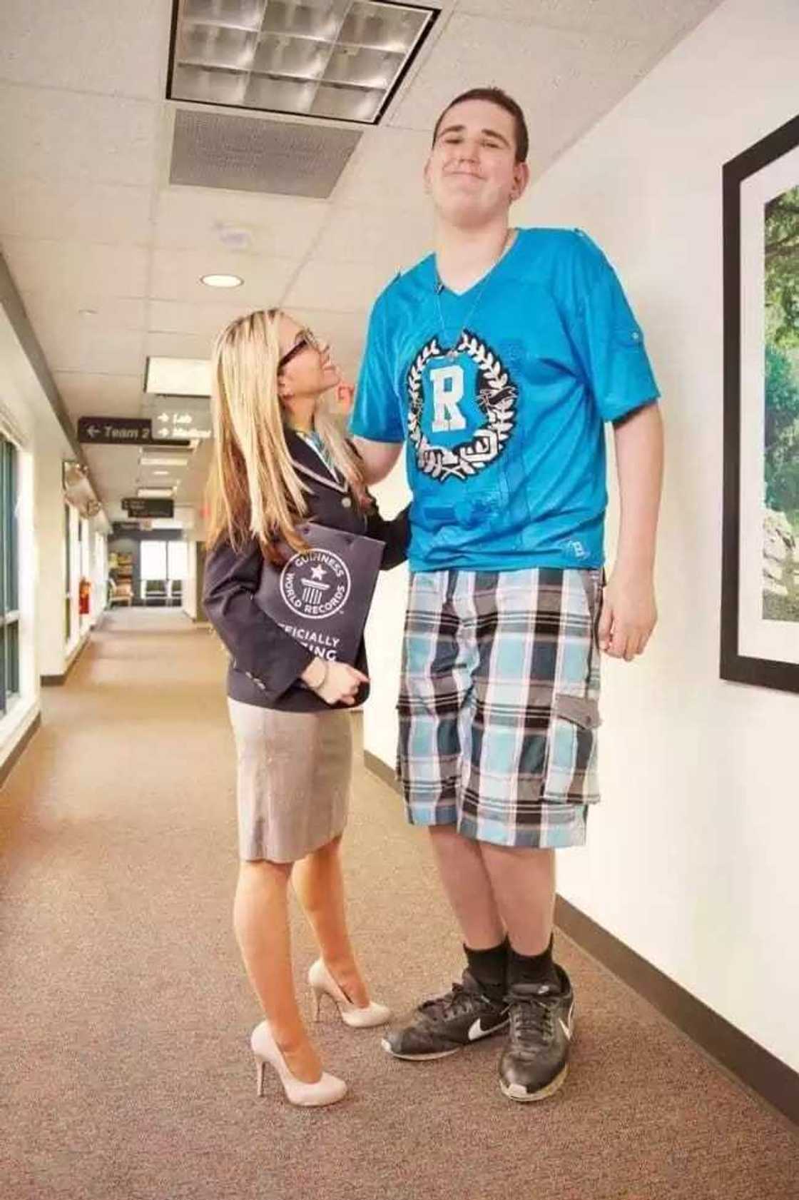 Bazaku yarda da tsawon wannan saurayin ba mai tsawo Bazaku yarda da tsawon wannan saurayin ba mai tsawo