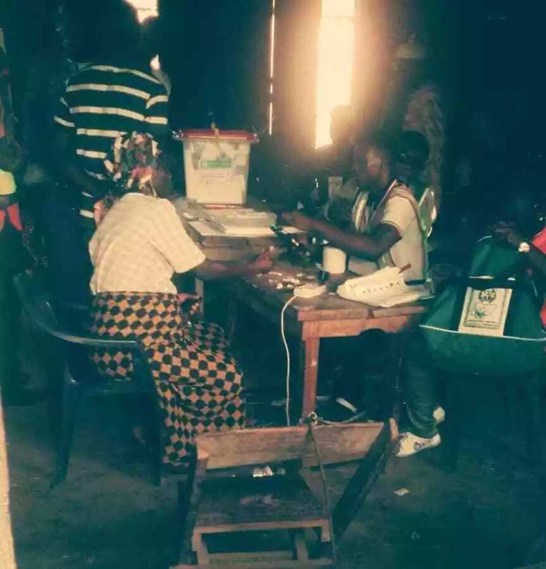 Abun kunya: Da fitilar kwai ake amfani a wurin tattara sakamako, hoto Abun kunya: Da fitilar kwai ake amfani a wurin tattara sakamako, hoto