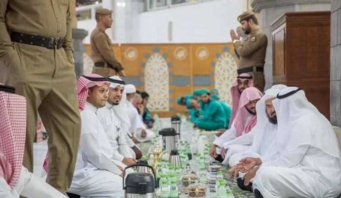 Bafarawa ya yi bude baki da limamin Makka, Sheikh Sudais (hotuna) Bafarawa ya yi bude baki da limamin Makka, Sheikh Sudais (hotuna)