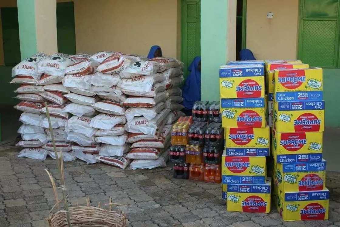 Yayan kirki: Ahmed Musa da Shehu Abdullahi sun baiwa marayu tallafin miliyan daya da buhu 100 na shinkafa Yayan kirki: Ahmed Musa da Shehu Abdullahi sun baiwa marayu tallafin miliyan daya da buhu 100 na shinkafa