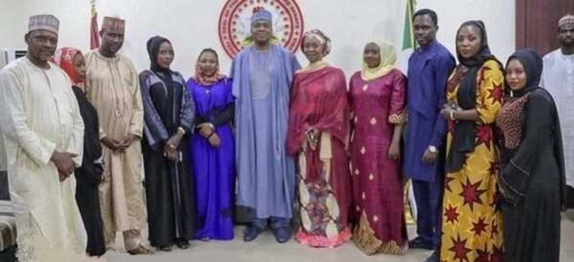 Saraki ya sha ruwa tare da su Ali Nuhu Saraki ya sha ruwa tare da su Ali Nuhu