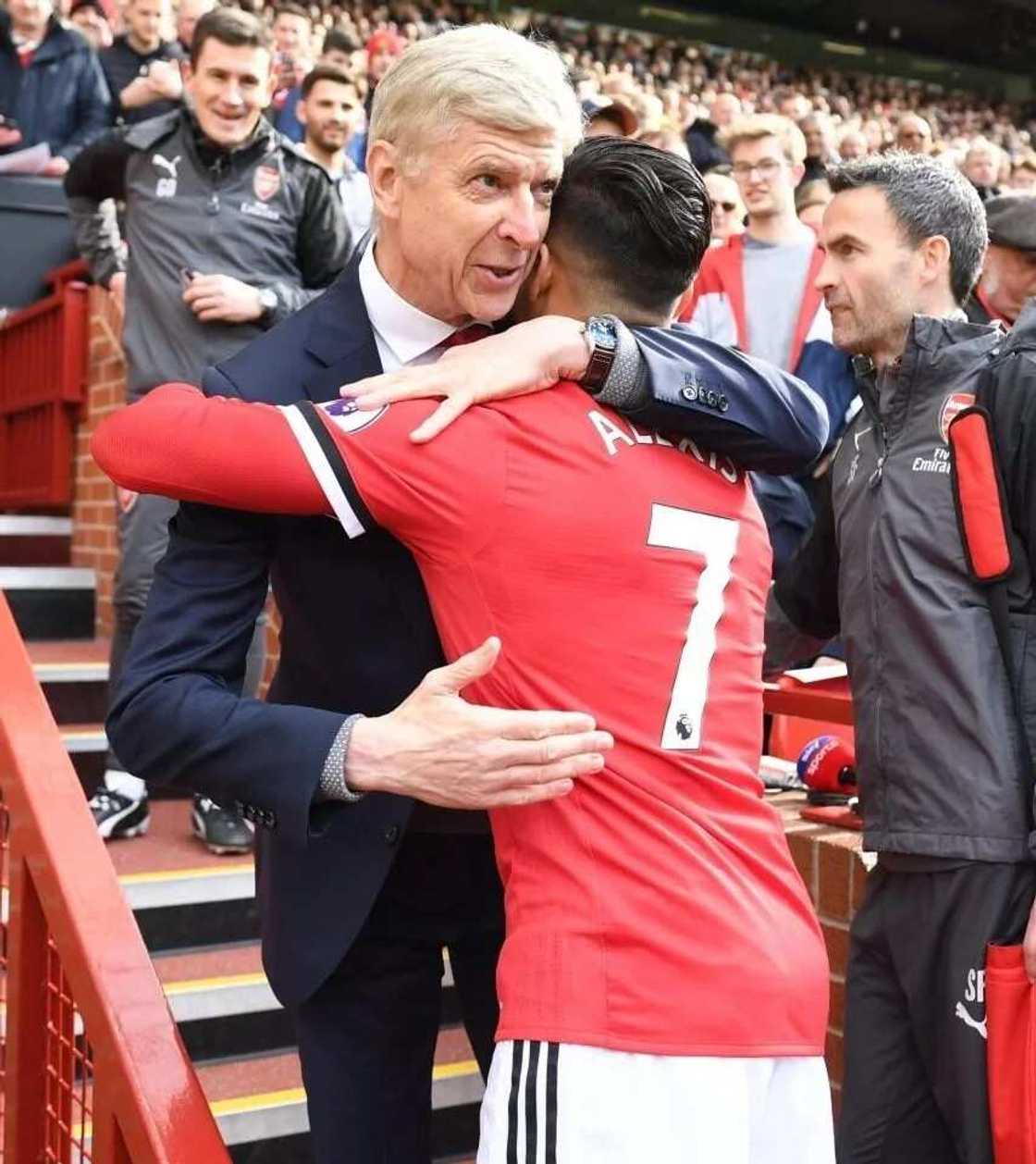 Alexis Sanchez finally got his chance to say goodbye to Arsene Wenger Alexis Sanchez finally got his chance to say goodbye to Arsene Wenger