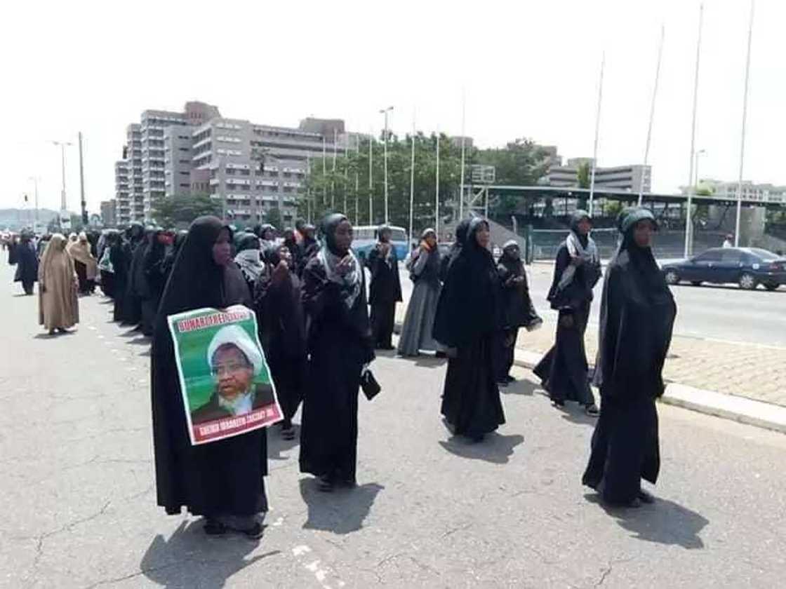 'Yan Shi'a sun nemi ganin Buhari akan Sheikh Zakzaky (hotuna) 'Yan Shi'a sun nemi ganin Buhari akan Sheikh Zakzaky (hotuna)