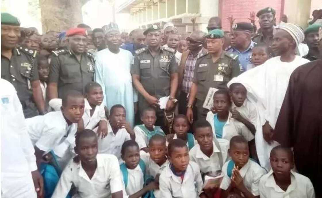 An samar da 'yan sanda 4 ga dukkanin makarantun sakandire na jihar Borno An samar da 'yan sanda 4 ga dukkanin makarantun sakandire na jihar Borno