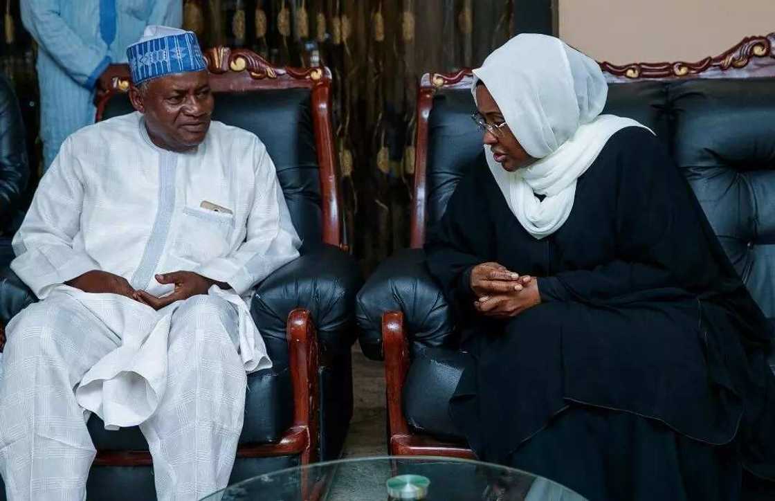 Aisha Buhari ta kai ziyarar ta'aziyya gidansu Baba-Ari Aisha Buhari ta kai ziyarar ta'aziyya gidansu Baba-Ari