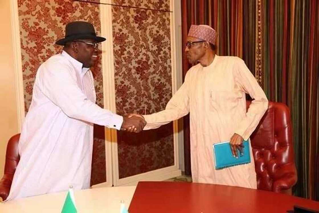 Gwamna Dickson tare da shugaban kasa Muhammadu Buhari Gwamna Dickson tare da shugaban kasa Muhammadu Buhari