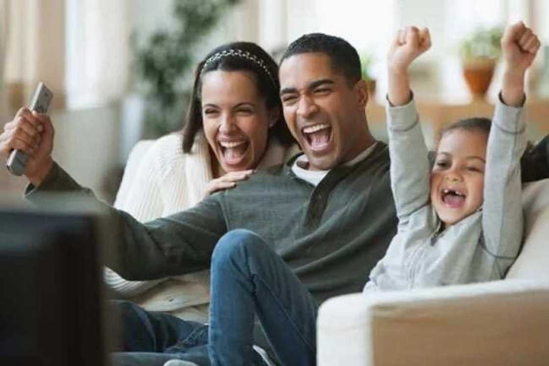 family watch TV family watch TV