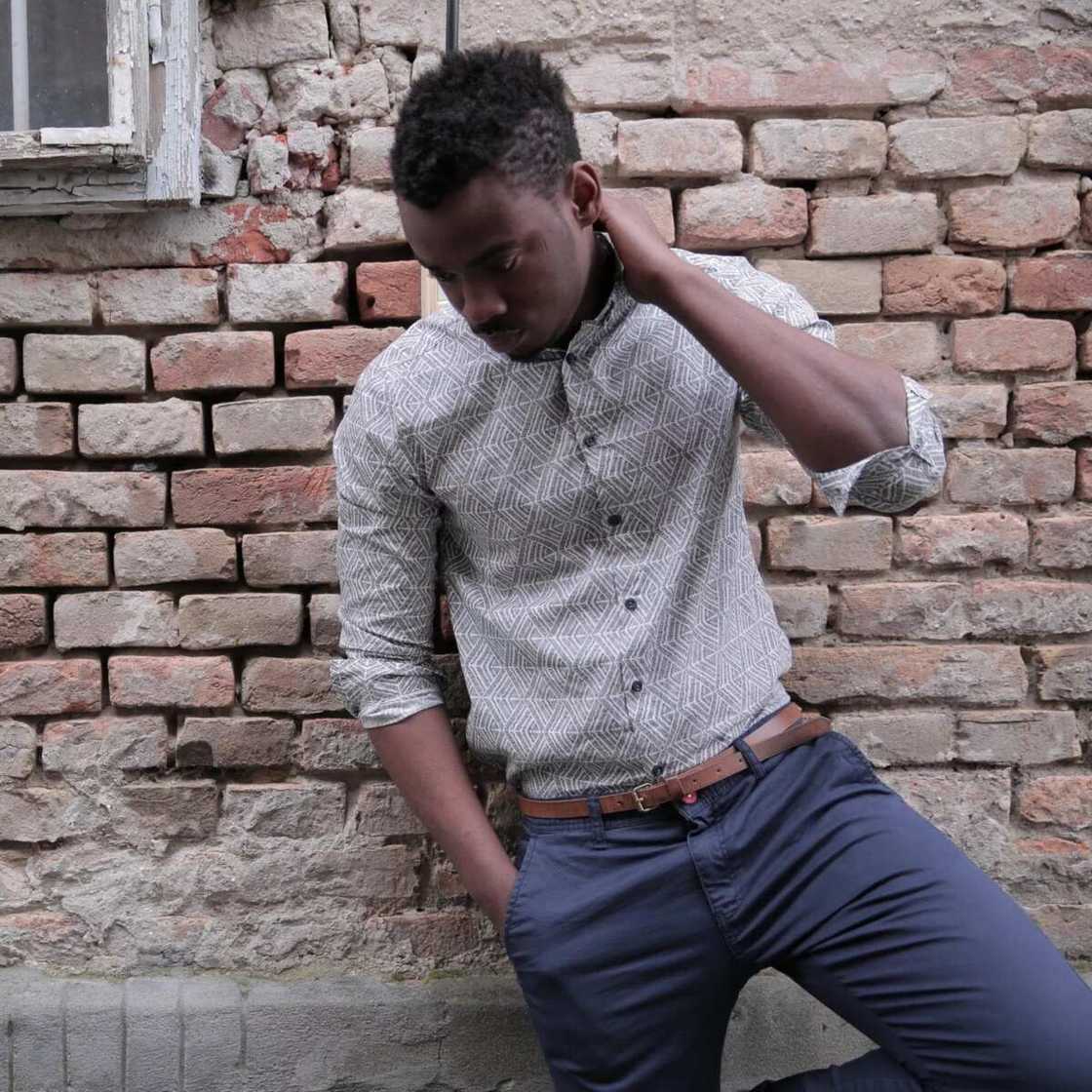 5 ridiculous styles Nigerian guys use to toast women 5 ridiculous styles Nigerian guys use to toast women