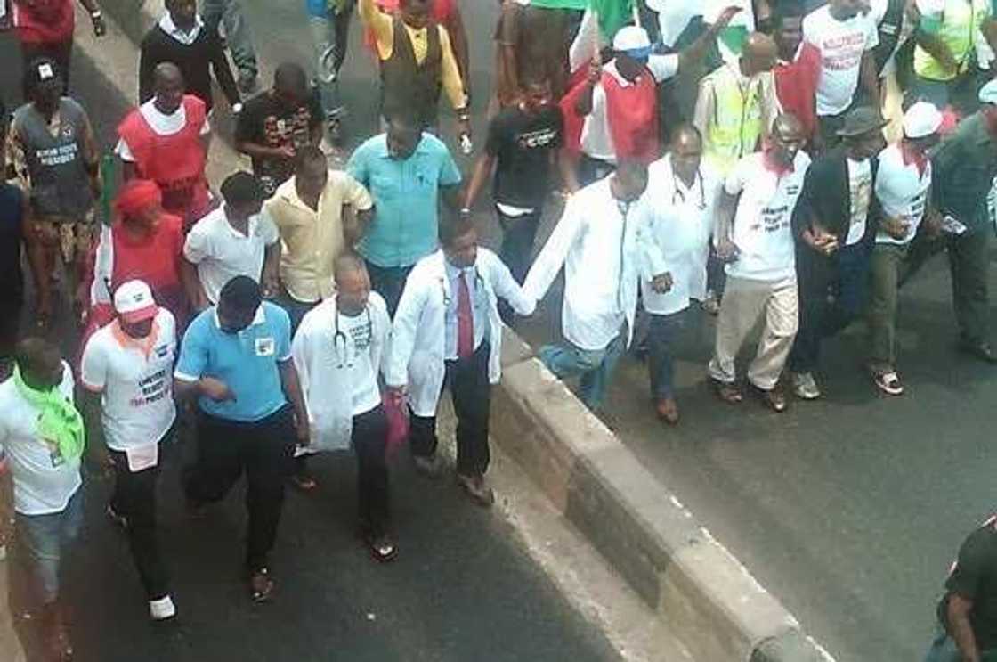 Likitioci sun gudanar da zanga-zanga da akwatunar daukar gawa a jami’ar koyawar na Jos (JUTH) Likitioci sun gudanar da zanga-zanga da akwatunar daukar gawa a jami’ar koyawar na Jos (JUTH)