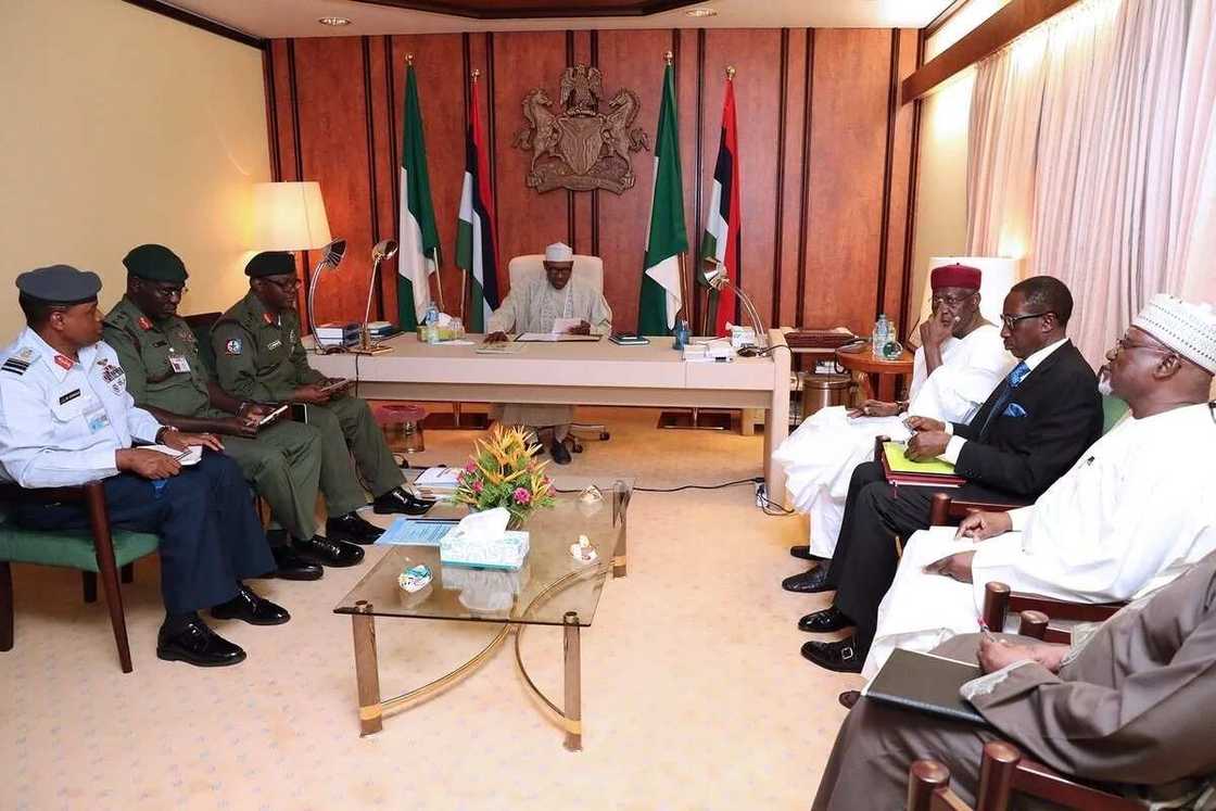 BREAKING: President Buhari meets with service chiefs in his residence BREAKING: President Buhari meets with service chiefs in his residence