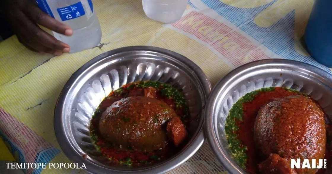 Hotunan saurayi da ya hakura da neman aiki ya koma sayar da amala Hotunan saurayi da ya hakura da neman aiki ya koma sayar da amala