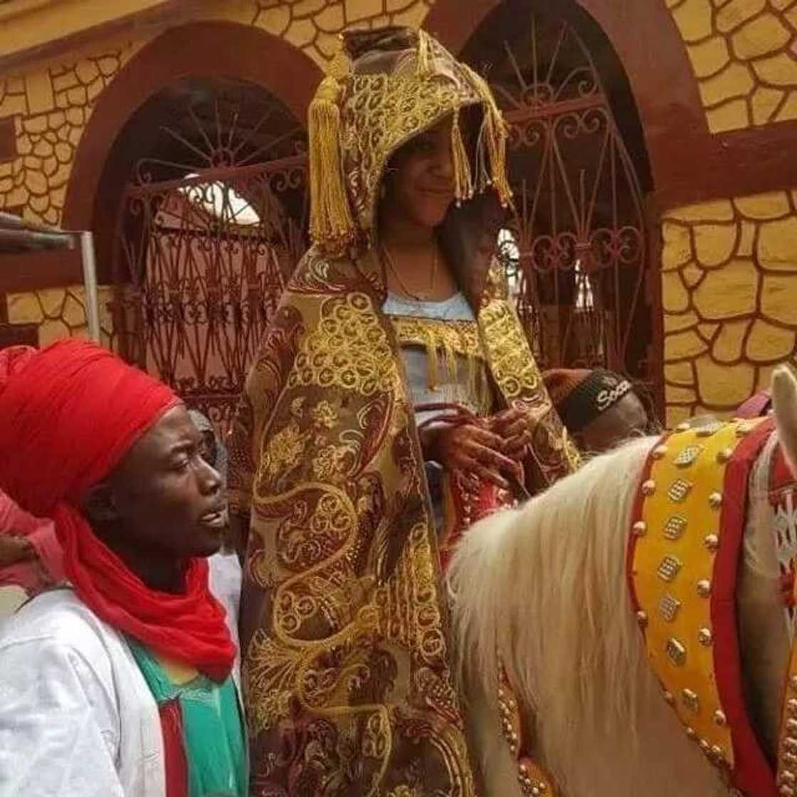 Gimbiya Siddika a kan Doki kan hanyarta zuwa gidan Miji a Katsina Gimbiya Siddika a kan Doki kan hanyarta zuwa gidan Miji a Katsina