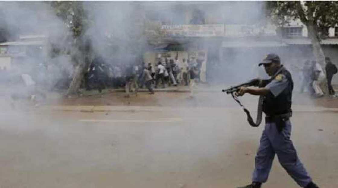 Police disperse the protesters Police disperse the protesters
