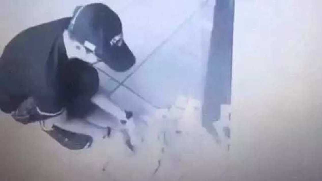 Wani yaje cire kudi ATM abunda ya faru a gaba Wani yaje cire kudi ATM abunda ya faru a gaba