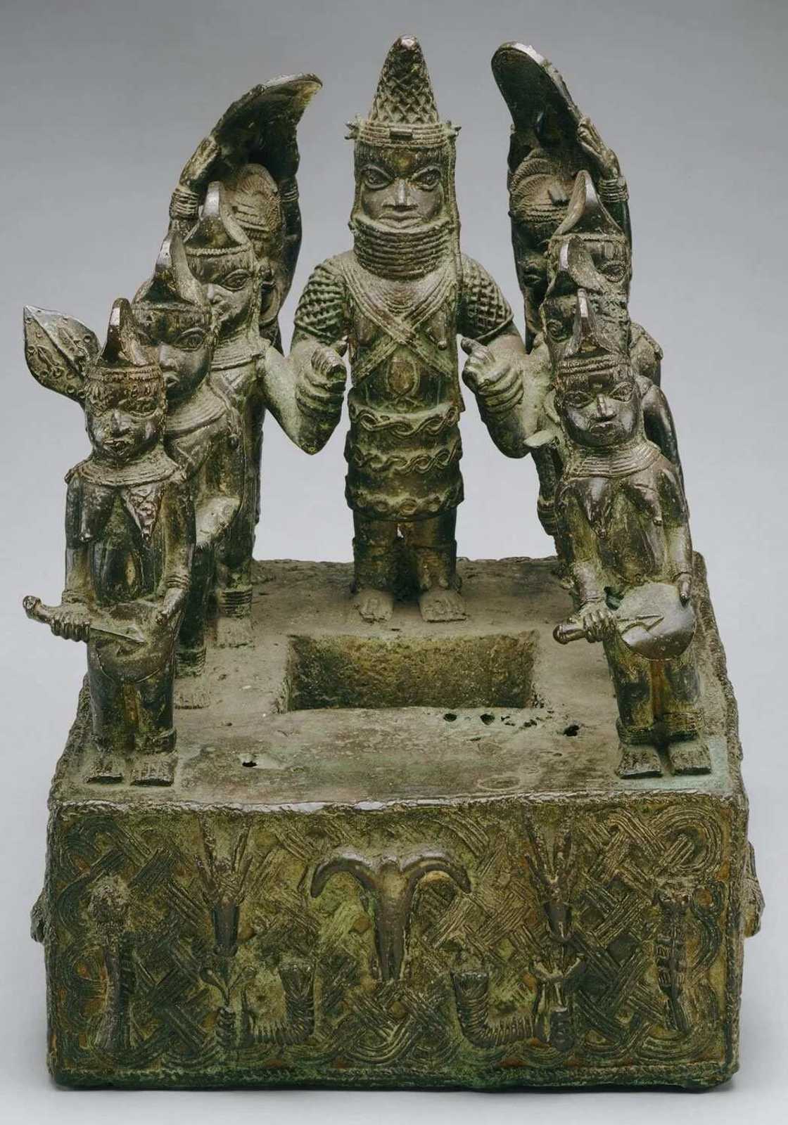 Queen Mother and attandants (Benin) Queen Mother and attandants (Benin)