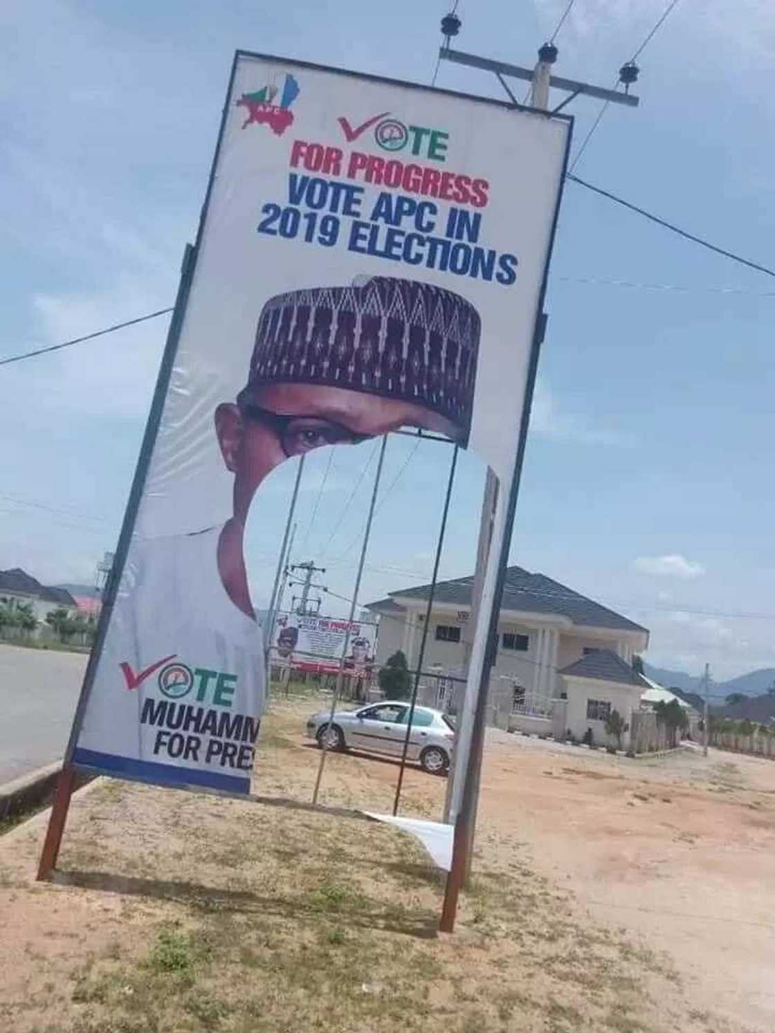 An yi ram da wani matashi yayin da yake tsaka da lalata allon takarar Buhari An yi ram da wani matashi yayin da yake tsaka da lalata allon takarar Buhari