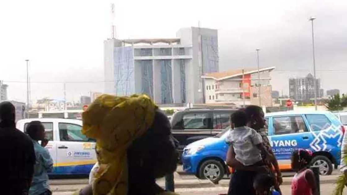 An dauki hoton wasu jami'an gwamnati su biyu suna zina An dauki hoton wasu jami'an gwamnati su biyu suna zina