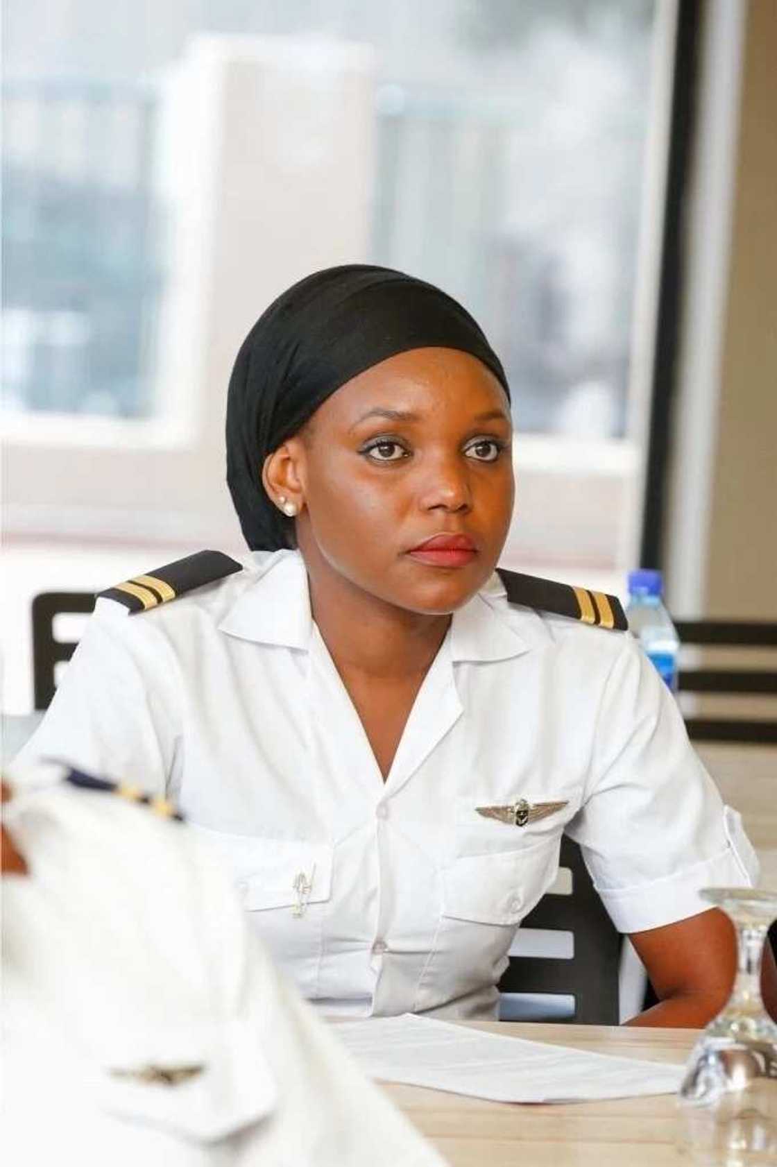 Kalli hoton mace ta farko dake tuka jirgin sama daga jihar Katsina Kalli hoton mace ta farko dake tuka jirgin sama daga jihar Katsina