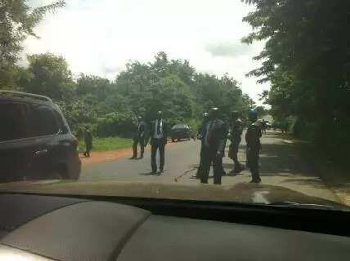 Jonathan’s soldiers ambushed Amaechi’s convoy (photos)