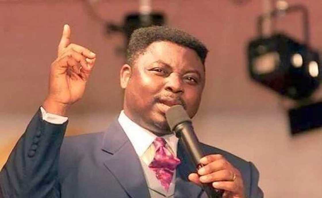 KICC's Pastor Ashimolowo 'begs church members to make dollar donations according to their years on earth (Video) KICC's Pastor Ashimolowo 'begs church members to make dollar donations according to their years on earth (Video)