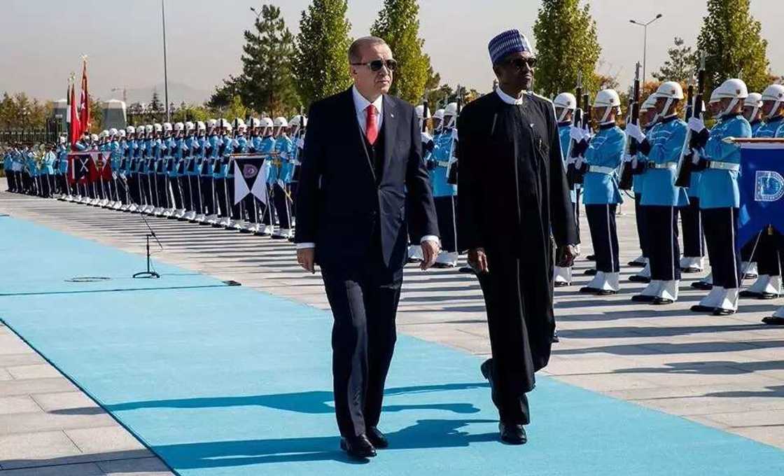 Buhari ya ziyarci kabarin wanda ya kafa kasar Turkiyya, ya kuma gana da Erdogan (hotuna) Buhari ya ziyarci kabarin wanda ya kafa kasar Turkiyya, ya kuma gana da Erdogan (hotuna)