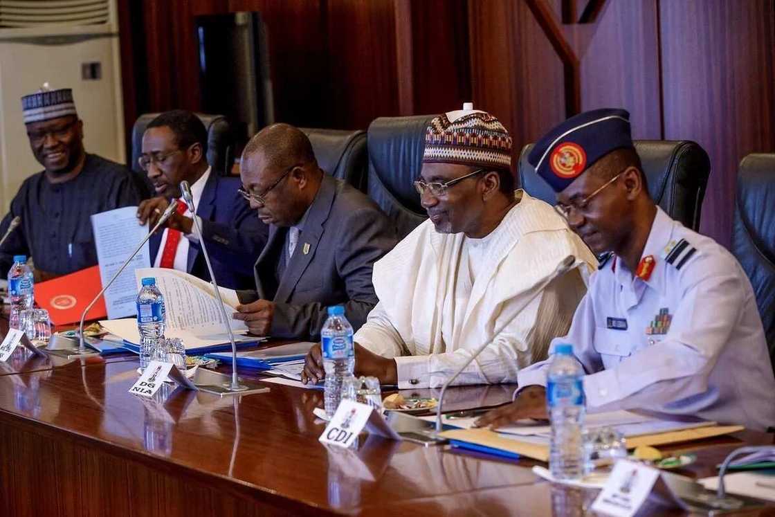 Yanzu Yanzu: Buhari ya koma bakin aiki, yayi ganawar sir da shugabannin tsaro (hotuna) Yanzu Yanzu: Buhari ya koma bakin aiki, yayi ganawar sir da shugabannin tsaro (hotuna)