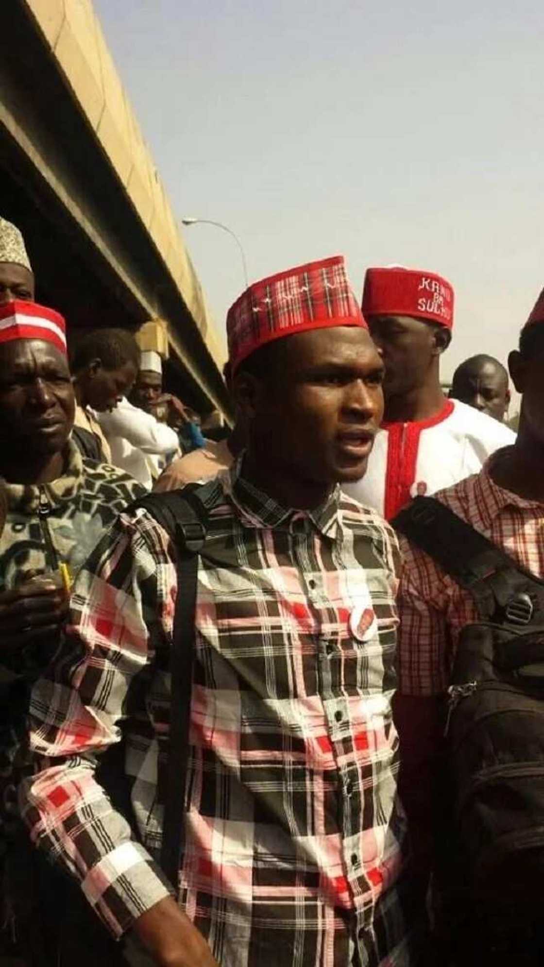 Tattakin siyasa: Masoya Kwankwaso su 2 sun durfafi jihar Kano tun daga Kaduna a ƙasa Tattakin siyasa: Masoya Kwankwaso su 2 sun durfafi jihar Kano tun daga Kaduna a ƙasa