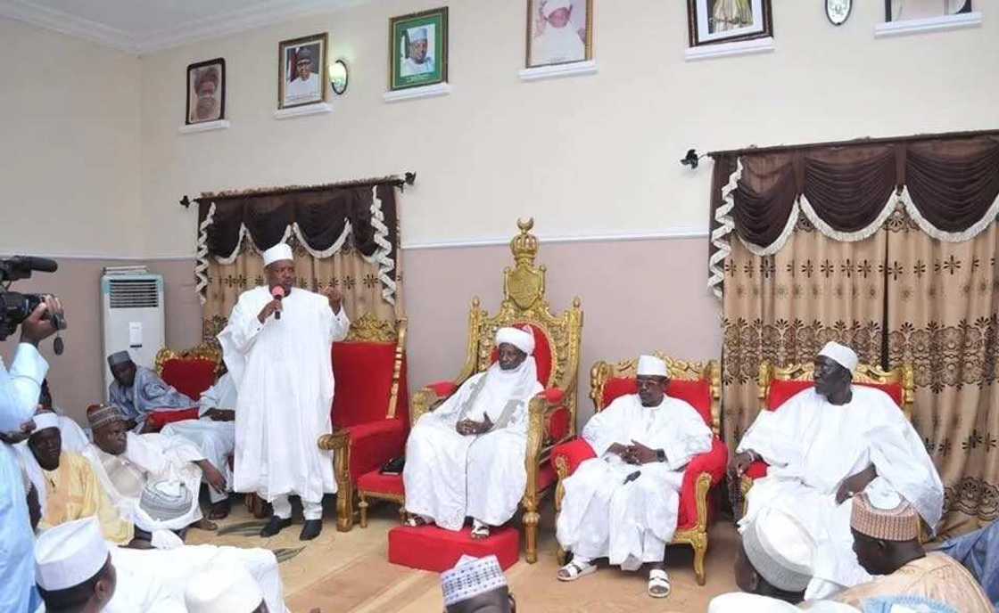 Sarakunan gargajiya sun samu lambar yabo daga gwamnatin jihar Kebbi Sarakunan gargajiya sun samu lambar yabo daga gwamnatin jihar Kebbi