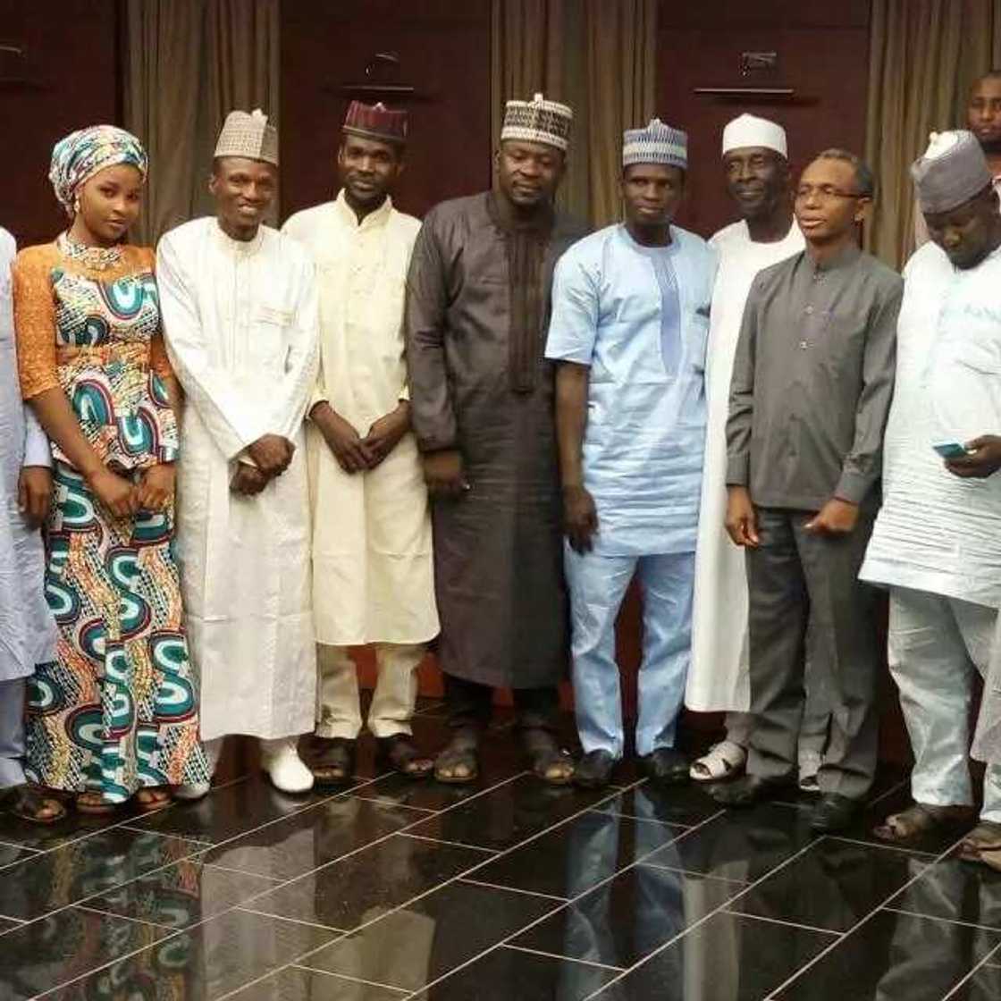 Dodar-ta-tabbata: Rarara ya saki sabuwar wakar nasarar Buhari a zaben 2019 (Bidiyo) Dodar-ta-tabbata: Rarara ya saki sabuwar wakar nasarar Buhari a zaben 2019 (Bidiyo)