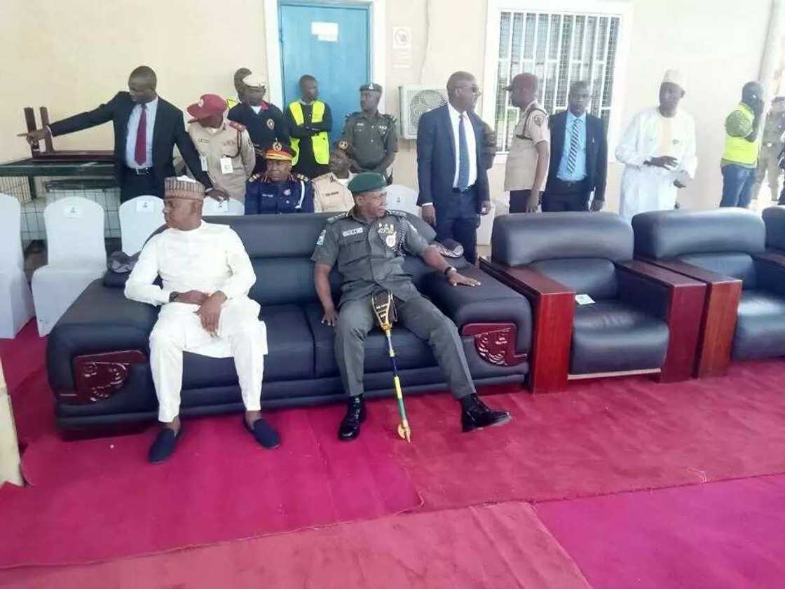 Labari cikin hotuna: Shugaba Buhari ya shiga jirgin kasa tare da Gwamna El-Rufai Labari cikin hotuna: Shugaba Buhari ya shiga jirgin kasa tare da Gwamna El-Rufai