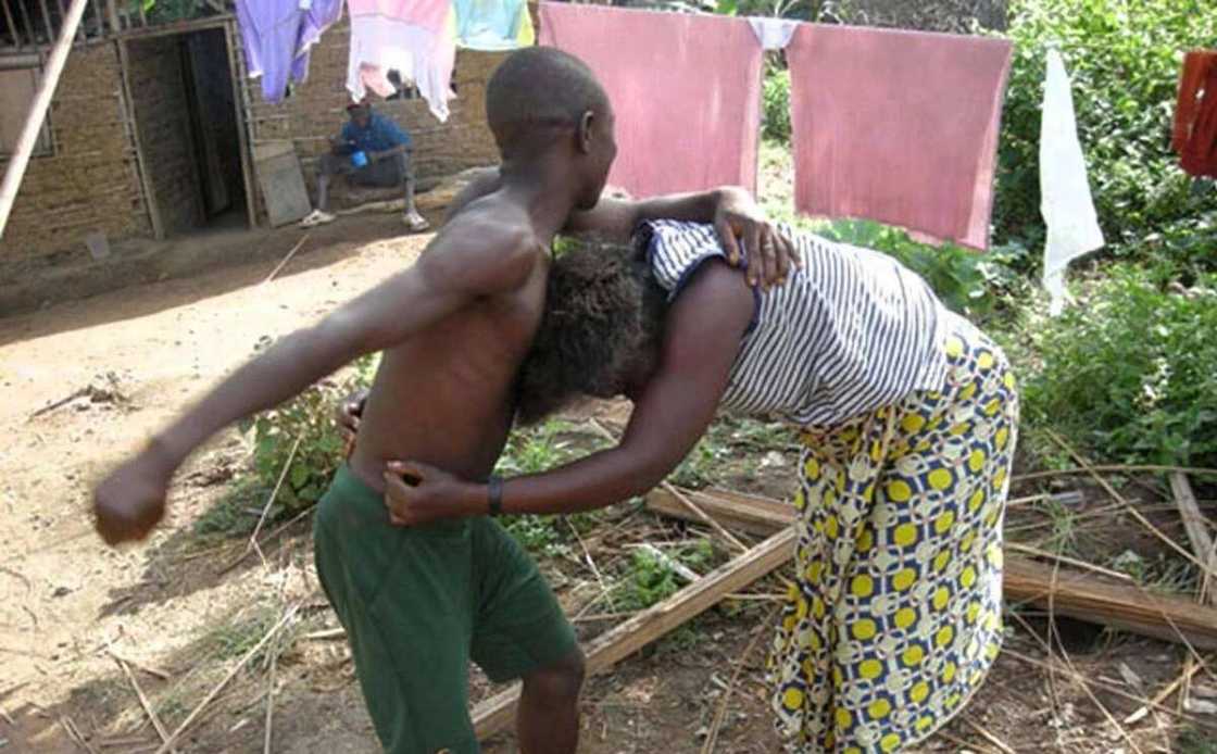 Lalaci: Wani magidanci ya yi wa matarsa duka saboda ta gaza ciyar dashi Lalaci: Wani magidanci ya yi wa matarsa duka saboda ta gaza ciyar dashi