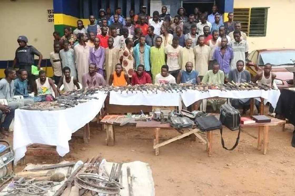 'Yan sanda sun damke 'yan bindiga 56 da ake zargi da kai harin Birnin Gwari 'Yan sanda sun damke 'yan bindiga 56 da ake zargi da kai harin Birnin Gwari