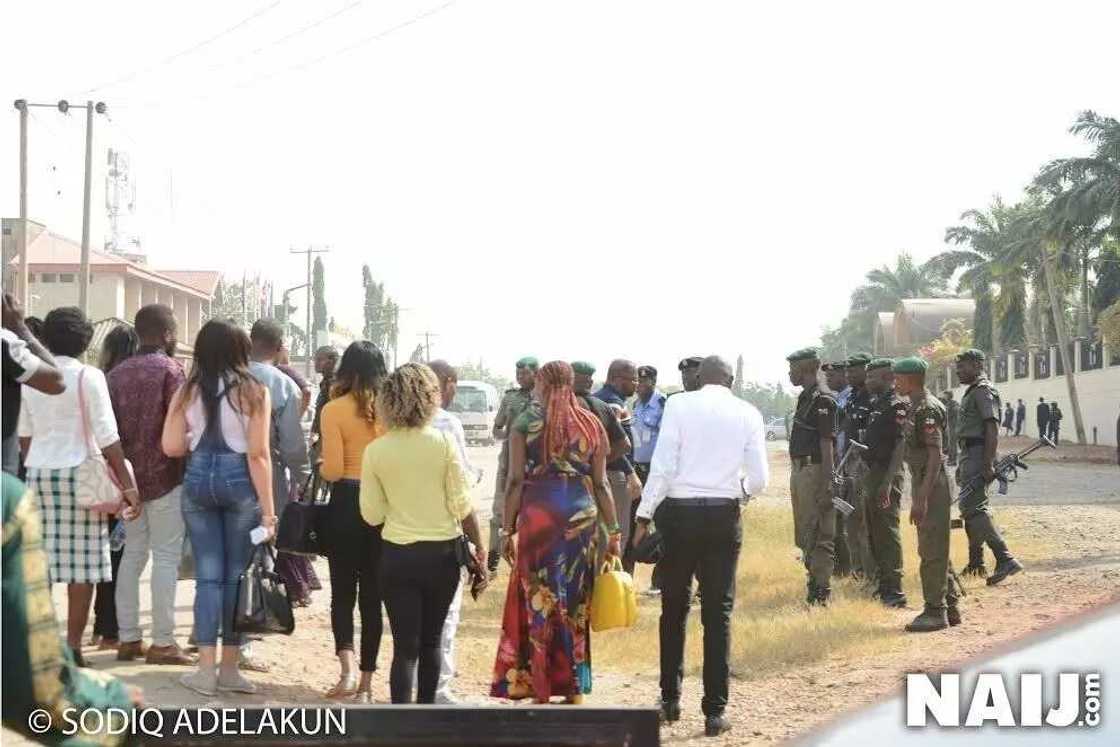 Police prevent IPOB members from gainig entrance into High Court Police prevent IPOB members from gainig entrance into High Court