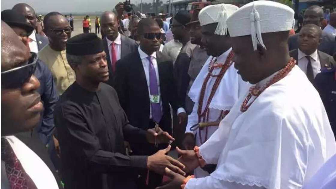 7 SURE reasons Nigerians think Osinbajo is a better president than Buhari 7 SURE reasons Nigerians think Osinbajo is a better president than Buhari