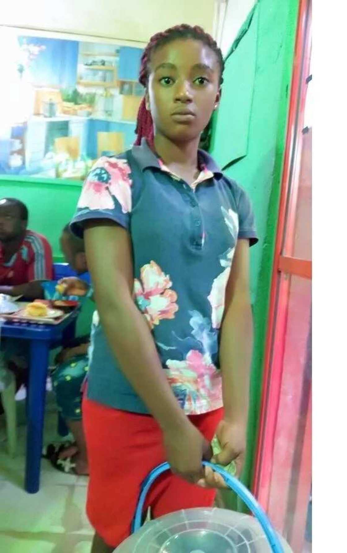 Meet beautiful young lady who sells groundnut to pay her school fees (photos)