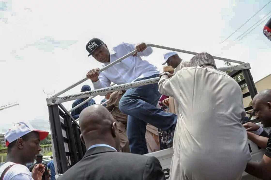 Siyasar Kwara: 'Yan fashin Offa sun isa kotu, Saraki yayi gum da bakinsa, lauya kuma ya janye Siyasar Kwara: 'Yan fashin Offa sun isa kotu, Saraki yayi gum da bakinsa, lauya kuma ya janye