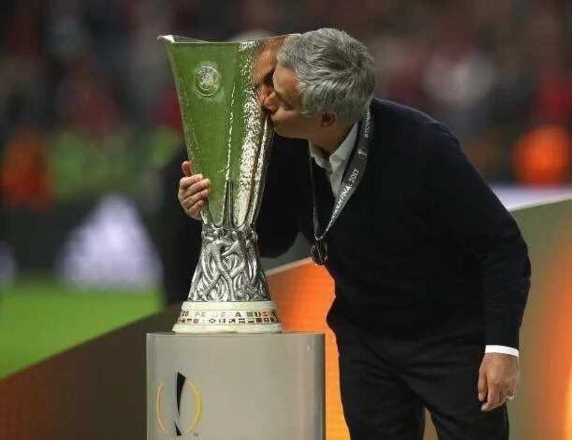 Manchester United lift Europa League trophy (photos)