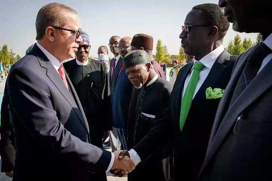 Buhari ya ziyarci kabarin wanda ya kafa kasar Turkiyya, ya kuma gana da Erdogan (hotuna) Buhari ya ziyarci kabarin wanda ya kafa kasar Turkiyya, ya kuma gana da Erdogan (hotuna)