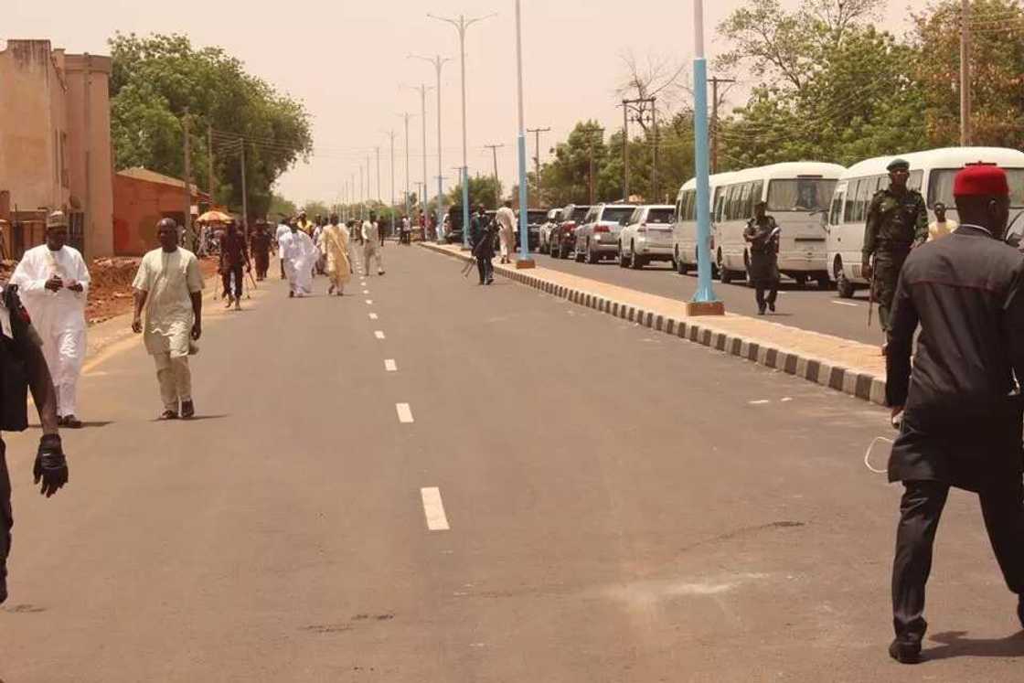 Ayyukan 10 da gwamnatin Sakwato ta kaddamar a ranar demokradiyya (Hotuna) Ayyukan 10 da gwamnatin Sakwato ta kaddamar a ranar demokradiyya (Hotuna)